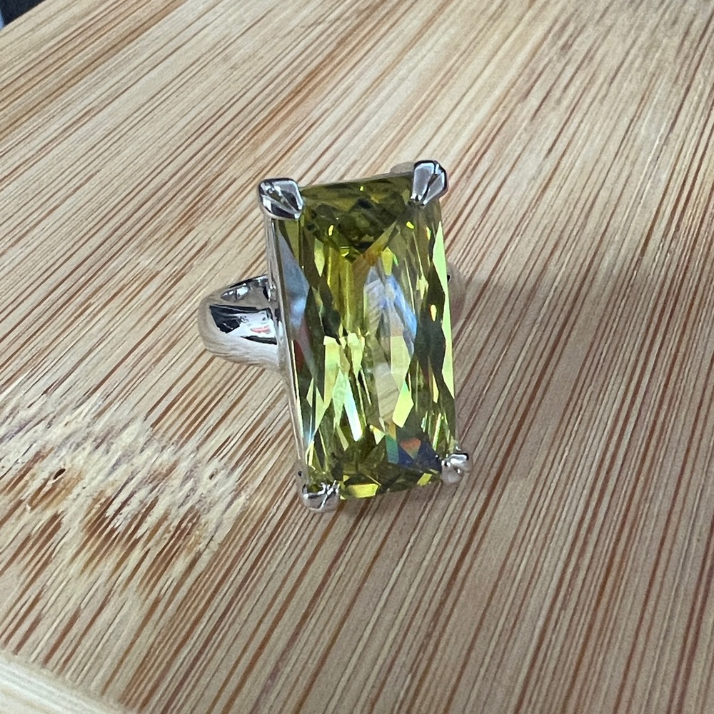 Silver Tone Emerald Cut Peridot Statement Ring Size 5 - Picture 3 of 4